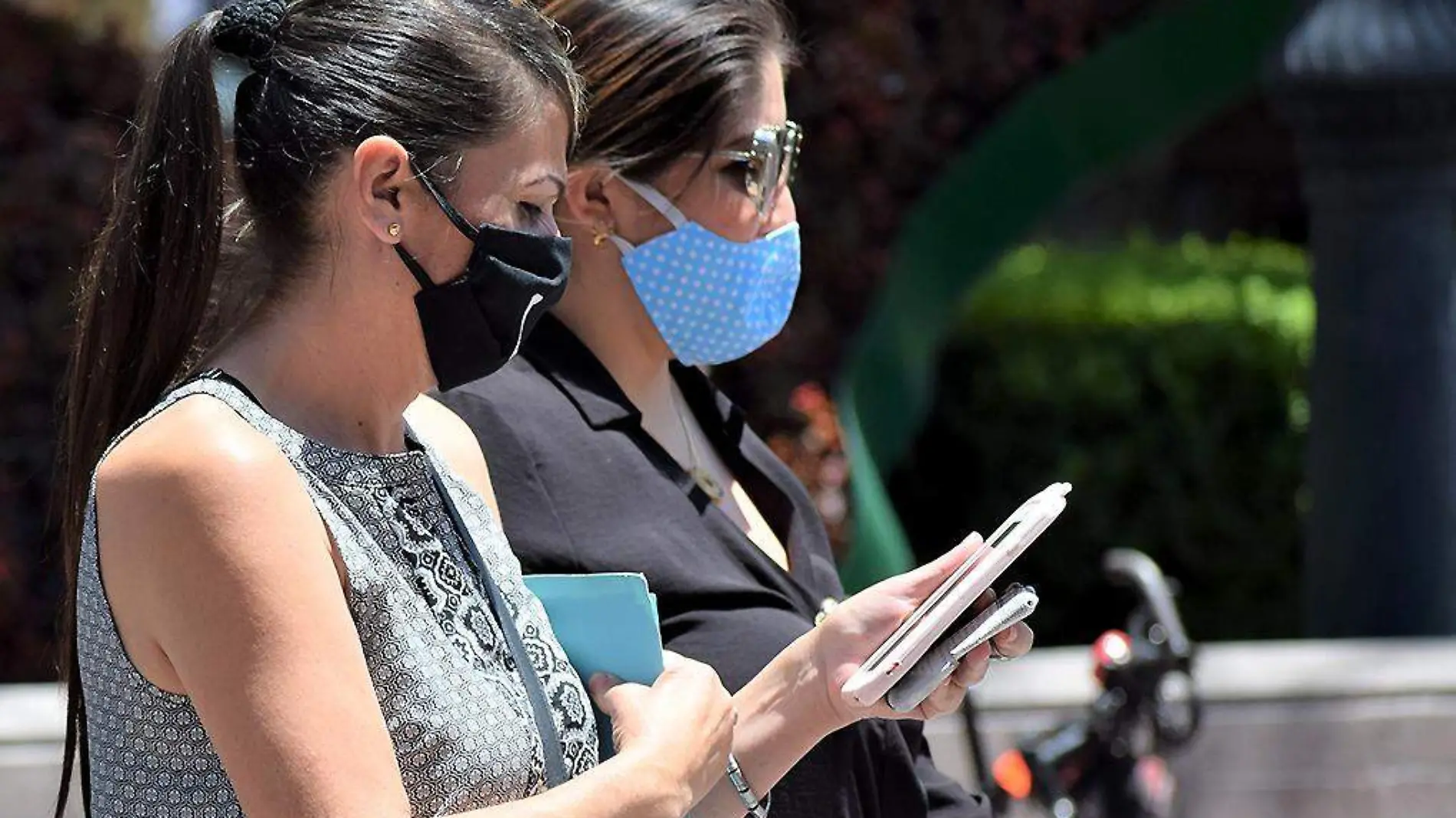 Mujeres con cubrebocas en la calle